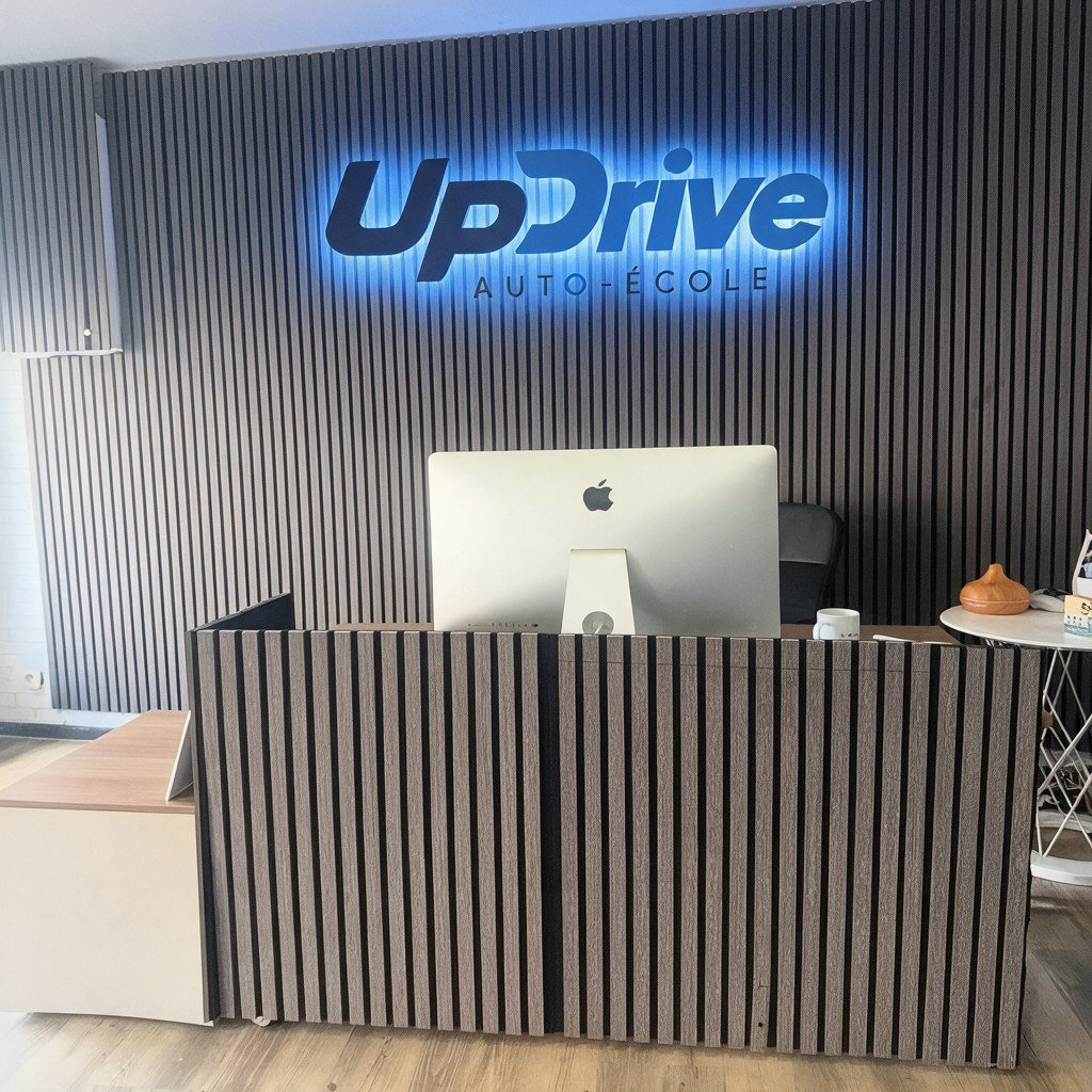 Accueil de l'agence UpDrive avec l'enseigne lumineuse